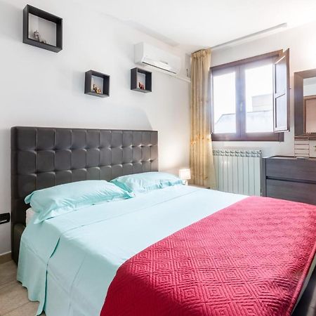 Lecce Colorful Flat With Terrace & Parkingアパートメント エクステリア 写真