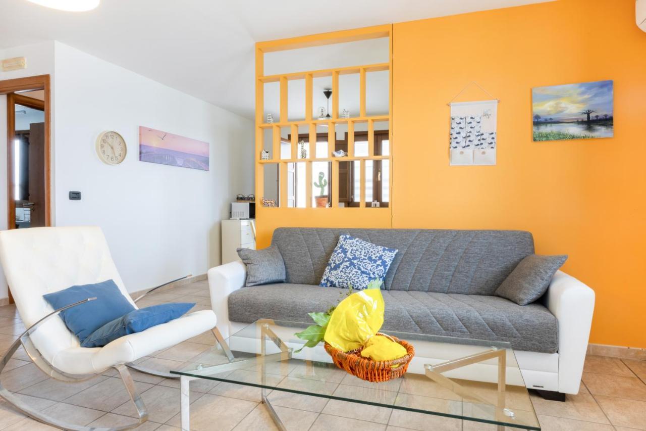 Lecce Colorful Flat With Terrace & Parkingアパートメント エクステリア 写真