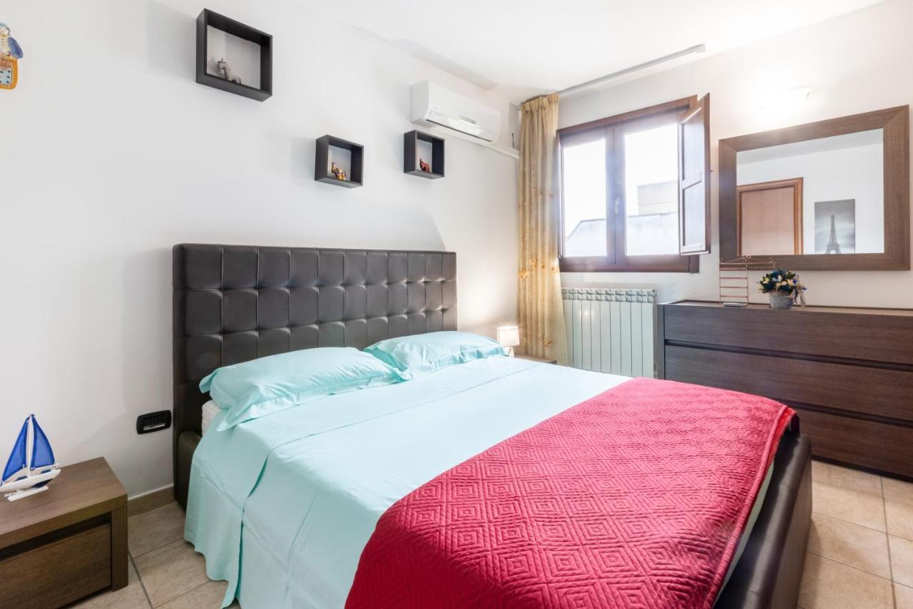 Lecce Colorful Flat With Terrace & Parkingアパートメント エクステリア 写真